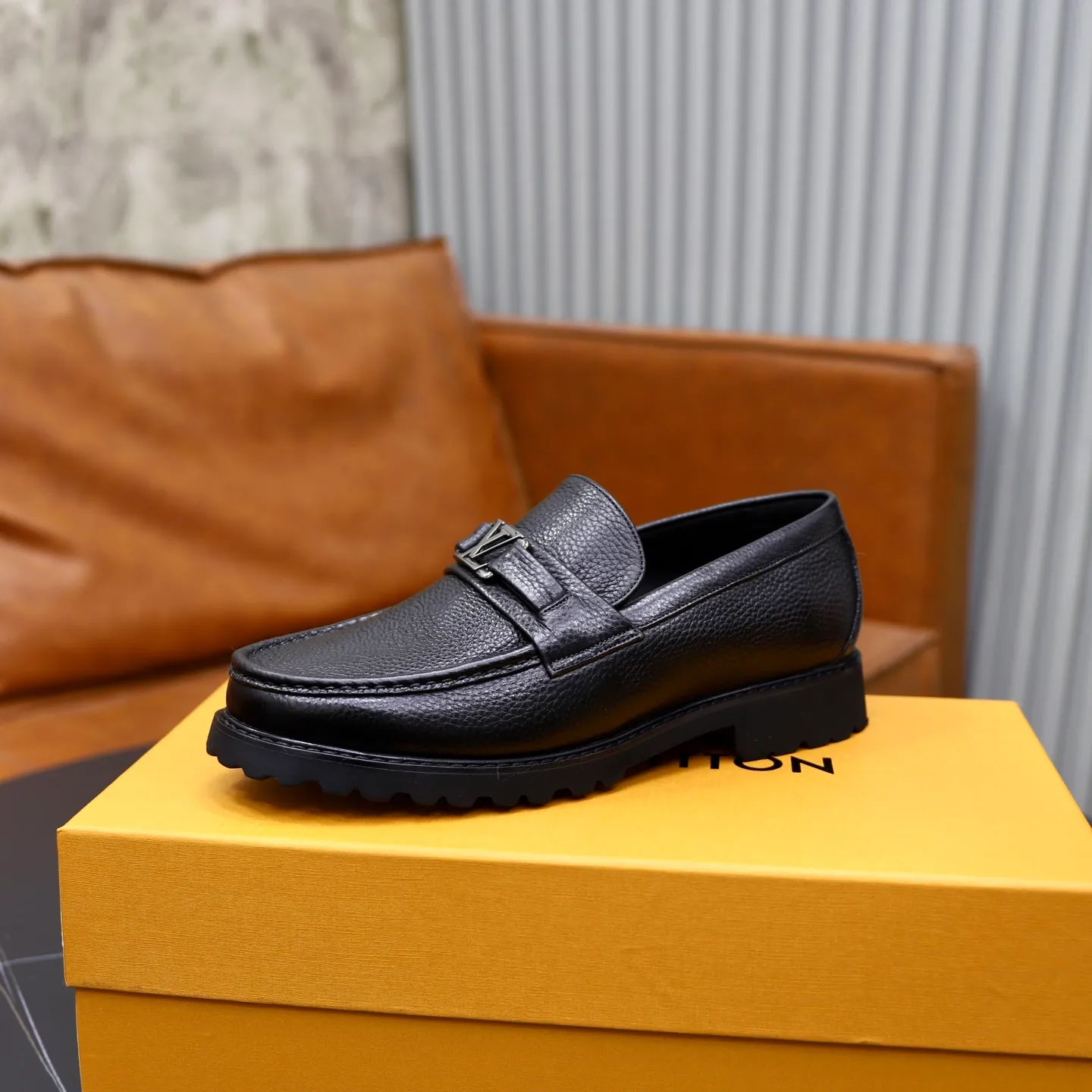 Ex-factory price: 600💰Louis Vuitton LV men's classic Oxford shoes, men's business formal boutique leather shoes, classic style, almond kernel exquisite toe, ultimate art, the whole shoe is made of imported cow leather (open edge beads), carefully selected, fine pores, excellent gloss, soft texture, strong toughness, durable and not easy to deform, apricot fetal cowhide leather lining, soft and comfortable, sweat-absorbent and breathable. Foam outsole, original box and dust bag packaging! Size: 38–44 (45/46 customized)